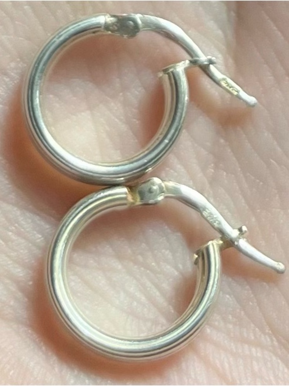💘925 Classic Silver Hoop Earrings - Small Hoop Earrings in Silver - Picture 5 of 5